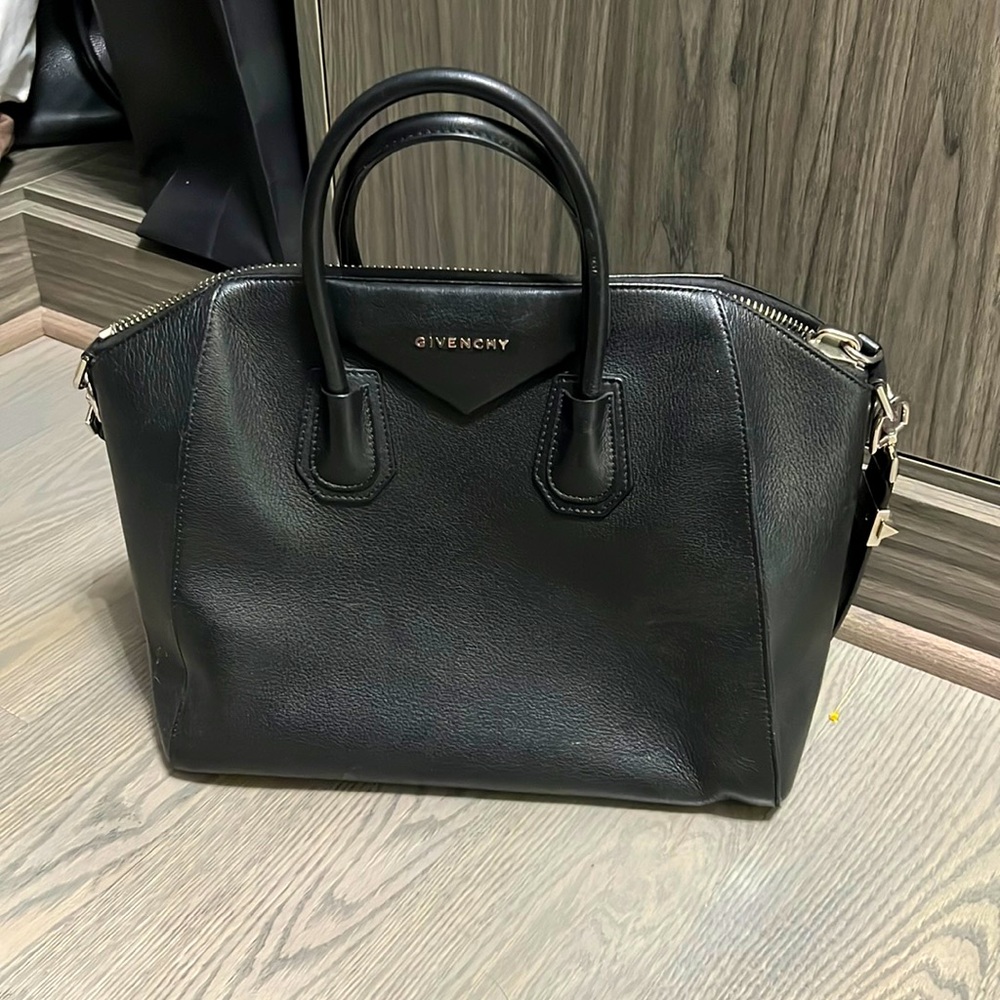 Givenchy Antigona Medium grain leather bag black